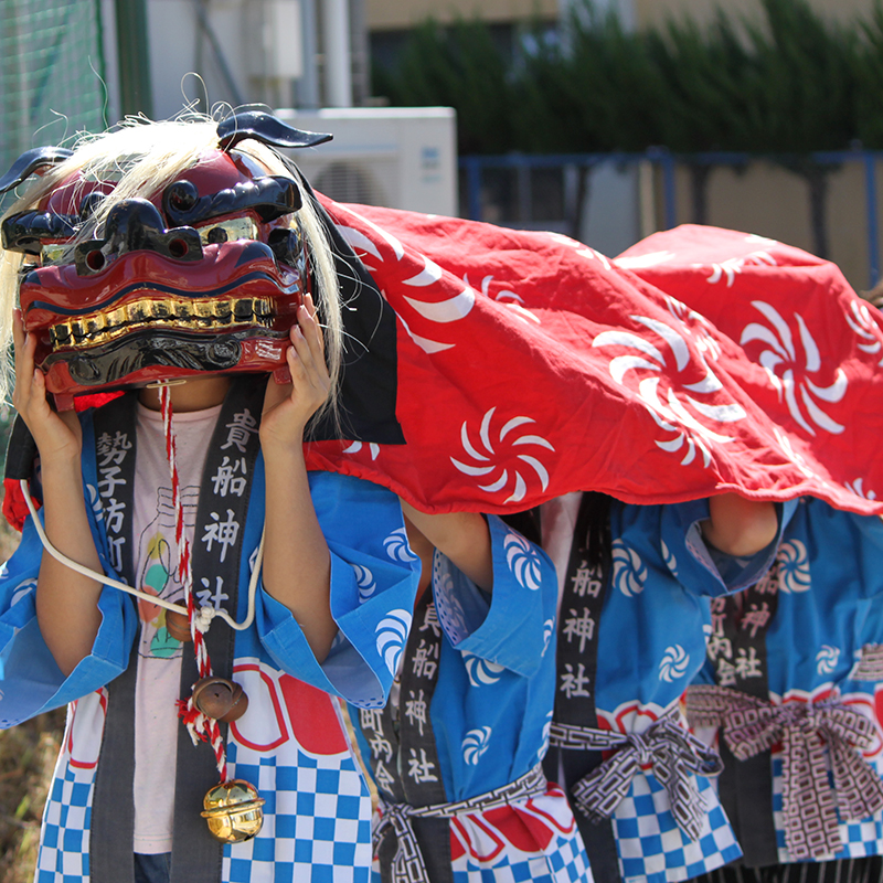 獅子姿の子供たち